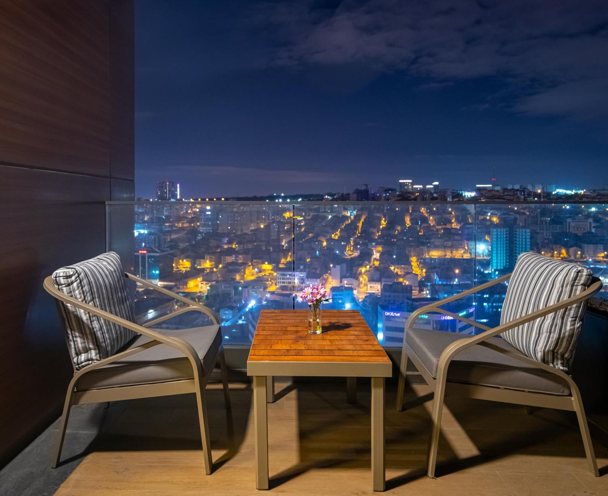 Movenpick Living Istanbul West Hotel Ngoại thất bức ảnh View from the balcony of a suite